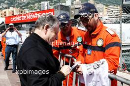 Jean Todt (FRA) FIA President signs autographs for the fans. 26.05.2018. Formula 1 World Championship, Rd 6, Monaco Grand Prix, Monte Carlo, Monaco, Qualifying Day.