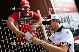Charles Leclerc (MON) Sauber F1 Team signs autographs for the fans. 26.05.2018. Formula 1 World Championship, Rd 6, Monaco Grand Prix, Monte Carlo, Monaco, Qualifying Day.
