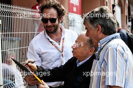 Jean Todt (FRA) FIA President signs autographs for the fans. 26.05.2018. Formula 1 World Championship, Rd 6, Monaco Grand Prix, Monte Carlo, Monaco, Qualifying Day.