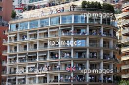 Fans in apartment buildings. 26.05.2018. Formula 1 World Championship, Rd 6, Monaco Grand Prix, Monte Carlo, Monaco, Qualifying Day.