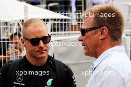 (L to R): Valtteri Bottas (FIN) Mercedes AMG F1 with Mika Salo (FIN). 27.05.2018. Formula 1 World Championship, Rd 6, Monaco Grand Prix, Monte Carlo, Monaco, Race Day.