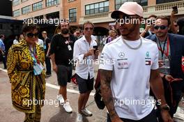 Kris Jenner (USA) TV Personality with Lewis Hamilton (GBR) Mercedes AMG F1. 27.05.2018. Formula 1 World Championship, Rd 6, Monaco Grand Prix, Monte Carlo, Monaco, Race Day.