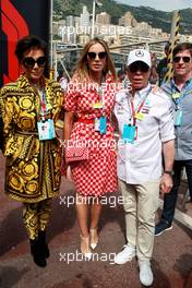 (L to R): Kris Jenner (USA), Dee Hilfiger (USA), and Tommy Hilfiger (USA). 27.05.2018. Formula 1 World Championship, Rd 6, Monaco Grand Prix, Monte Carlo, Monaco, Race Day.