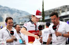 (L to R): Felipe Massa (BRA) Williams with Charles Leclerc (MON) Sauber F1 Team and Will Buxton (GBR) F1 Digital Presenter. 27.05.2018. Formula 1 World Championship, Rd 6, Monaco Grand Prix, Monte Carlo, Monaco, Race Day.