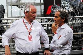 (L to R): Jerome Stoll (FRA) Renault Sport F1 President with Alain Prost (FRA) Renault Sport F1 Team Special Advisor. 27.05.2018. Formula 1 World Championship, Rd 6, Monaco Grand Prix, Monte Carlo, Monaco, Race Day.
