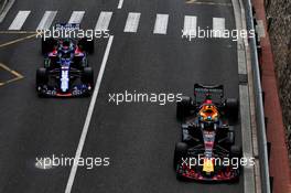 Daniel Ricciardo (AUS) Red Bull Racing RB14 and Brendon Hartley (NZL) Scuderia Toro Rosso STR13. 24.05.2018. Formula 1 World Championship, Rd 6, Monaco Grand Prix, Monte Carlo, Monaco, Practice Day.