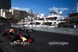 Daniel Ricciardo (AUS) Red Bull Racing RB14 and Lewis Hamilton (GBR) Mercedes AMG F1 W09. 24.05.2018. Formula 1 World Championship, Rd 6, Monaco Grand Prix, Monte Carlo, Monaco, Practice Day.