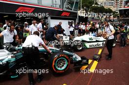 Nico Rosberg (GER) Mercedes AMG F1 W07 and his father Keke Rosberg (FIN) Williams FW08. 24.05.2018. Formula 1 World Championship, Rd 6, Monaco Grand Prix, Monte Carlo, Monaco, Practice Day.
