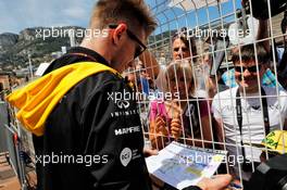 Nico Hulkenberg (GER) Renault Sport F1 Team with fans. 23.05.2018. Formula 1 World Championship, Rd 6, Monaco Grand Prix, Monte Carlo, Monaco, Preparation Day.