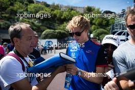 Brendon Hartley (NZL) Scuderia Toro Rosso signs autographs for the fans. 23.05.2018. Formula 1 World Championship, Rd 6, Monaco Grand Prix, Monte Carlo, Monaco, Preparation Day.