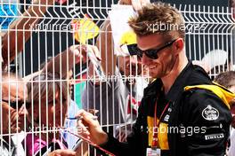 Nico Hulkenberg (GER) Renault Sport F1 Team signs autographs for the fans. 23.05.2018. Formula 1 World Championship, Rd 6, Monaco Grand Prix, Monte Carlo, Monaco, Preparation Day.