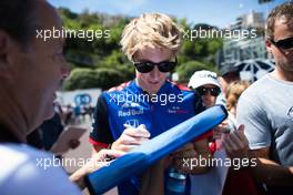 Brendon Hartley (NZL) Scuderia Toro Rosso signs autographs for the fans. 23.05.2018. Formula 1 World Championship, Rd 6, Monaco Grand Prix, Monte Carlo, Monaco, Preparation Day.