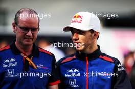 Pierre Gasly (FRA) Scuderia Toro Rosso with Graham Watson (GBR) Scuderia Toro Rosso Team Manager. 26.10.2018. Formula 1 World Championship, Rd 19, Mexican Grand Prix, Mexico City, Mexico, Practice Day.