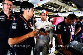 Sergio Perez (MEX) Racing Point Force India F1 Team with Jun Matsuzaki (JPN) Racing Point Force India F1 Team Senior Tyre Engineer. 26.10.2018. Formula 1 World Championship, Rd 19, Mexican Grand Prix, Mexico City, Mexico, Practice Day.