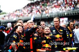 Red Bull Racing mechanics on the grid. 28.10.2018. Formula 1 World Championship, Rd 19, Mexican Grand Prix, Mexico City, Mexico, Race Day.