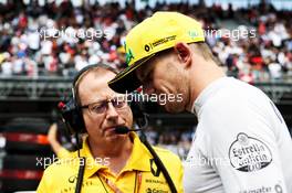 Nico Hulkenberg (GER) Renault Sport F1 Team with Mark Slade (GBR) Renault Sport F1 Team Race Engineer on the grid. 28.10.2018. Formula 1 World Championship, Rd 19, Mexican Grand Prix, Mexico City, Mexico, Race Day.