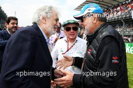 (L to R): Placido Domingo (ESP) Opera Singer and Jackie Stewart (GBR) on the grid with Carlos Slim Sr (MEX) Telmex and America Movil Chairman and Chief Executive. 28.10.2018. Formula 1 World Championship, Rd 19, Mexican Grand Prix, Mexico City, Mexico, Race Day.