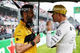 Nico Hulkenberg (GER) Renault Sport F1 Team with Martin Poole (GBR) Renault Sport F1 Team Personal Trainer on the grid. 28.10.2018. Formula 1 World Championship, Rd 19, Mexican Grand Prix, Mexico City, Mexico, Race Day.