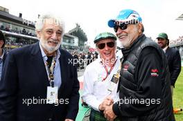 (L to R): Placido Domingo (ESP) Opera Singer and Jackie Stewart (GBR) on the grid with Carlos Slim Sr (MEX) Telmex and America Movil Chairman and Chief Executive. 28.10.2018. Formula 1 World Championship, Rd 19, Mexican Grand Prix, Mexico City, Mexico, Race Day.