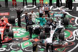 Lewis Hamilton (GBR) Mercedes AMG F1 W09 celebrates winning the World Championship with the team in parc ferme. 28.10.2018. Formula 1 World Championship, Rd 19, Mexican Grand Prix, Mexico City, Mexico, Race Day.