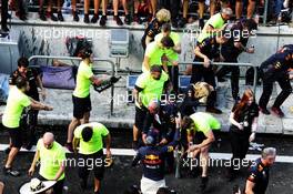 Race winner Max Verstappen (NLD) Red Bull Racing celebrates with the team. 28.10.2018. Formula 1 World Championship, Rd 19, Mexican Grand Prix, Mexico City, Mexico, Race Day.