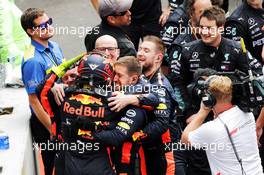 Race winner Max Verstappen (NLD) Red Bull Racing celebrates with the team in parc ferme. 28.10.2018. Formula 1 World Championship, Rd 19, Mexican Grand Prix, Mexico City, Mexico, Race Day.
