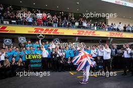 Lewis Hamilton (GBR) Mercedes AMG F1 celebrates winning the World Championship with the team. 28.10.2018. Formula 1 World Championship, Rd 19, Mexican Grand Prix, Mexico City, Mexico, Race Day.