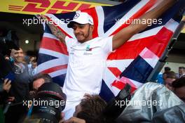 Lewis Hamilton (GBR) Mercedes AMG F1 celebrates winning the World Championship with the team. 28.10.2018. Formula 1 World Championship, Rd 19, Mexican Grand Prix, Mexico City, Mexico, Race Day.