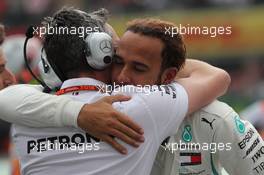 Lewis Hamilton (GBR) Mercedes AMG F1 W09 celebrates his 5th World Championship. 28.10.2018. Formula 1 World Championship, Rd 19, Mexican Grand Prix, Mexico City, Mexico, Race Day.