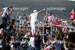 Lewis Hamilton (GBR) Mercedes AMG F1 celebrates winning the World Championship with the team. 28.10.2018. Formula 1 World Championship, Rd 19, Mexican Grand Prix, Mexico City, Mexico, Race Day.
