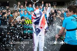 Lewis Hamilton (GBR) Mercedes AMG F1 celebrates winning the World Championship with the team. 28.10.2018. Formula 1 World Championship, Rd 19, Mexican Grand Prix, Mexico City, Mexico, Race Day.