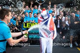Lewis Hamilton (GBR) Mercedes AMG F1 celebrates winning the World Championship with the team. 28.10.2018. Formula 1 World Championship, Rd 19, Mexican Grand Prix, Mexico City, Mexico, Race Day.