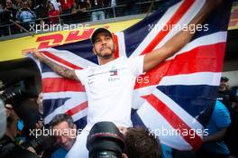 Lewis Hamilton (GBR) Mercedes AMG F1 celebrates winning the World Championship with the team. 28.10.2018. Formula 1 World Championship, Rd 19, Mexican Grand Prix, Mexico City, Mexico, Race Day.