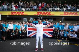 Lewis Hamilton (GBR) Mercedes AMG F1 celebrates winning the World Championship with the team. 28.10.2018. Formula 1 World Championship, Rd 19, Mexican Grand Prix, Mexico City, Mexico, Race Day.