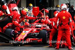 Sebastian Vettel (GER) Ferrari SF71H makes a pit stop. 28.10.2018. Formula 1 World Championship, Rd 19, Mexican Grand Prix, Mexico City, Mexico, Race Day.
