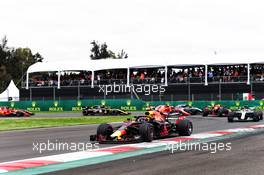 Max Verstappen (NLD) Red Bull Racing RB14 leads at the start of the race. 28.10.2018. Formula 1 World Championship, Rd 19, Mexican Grand Prix, Mexico City, Mexico, Race Day.