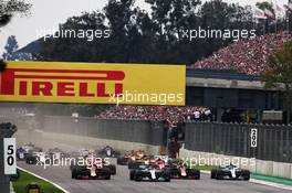 Lewis Hamilton (GBR) Mercedes AMG F1 W09 and Max Verstappen (NLD) Red Bull Racing RB14 battle for the lead at the start of the race. 28.10.2018. Formula 1 World Championship, Rd 19, Mexican Grand Prix, Mexico City, Mexico, Race Day.