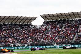 Sergey Sirotkin (RUS) Williams FW41 leads Brendon Hartley (NZL) Scuderia Toro Rosso STR13. 28.10.2018. Formula 1 World Championship, Rd 19, Mexican Grand Prix, Mexico City, Mexico, Race Day.