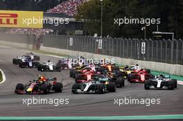 Lewis Hamilton (GBR) Mercedes AMG F1 W09 and Max Verstappen (NLD) Red Bull Racing RB14 battle for the lead at the start of the race. 28.10.2018. Formula 1 World Championship, Rd 19, Mexican Grand Prix, Mexico City, Mexico, Race Day.
