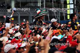 Fans at the podium. 28.10.2018. Formula 1 World Championship, Rd 19, Mexican Grand Prix, Mexico City, Mexico, Race Day.