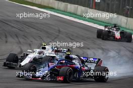 Pierre Gasly (FRA) Scuderia Toro Rosso STR13 and Sergey Sirotkin (RUS) Williams FW41 battle for position. 28.10.2018. Formula 1 World Championship, Rd 19, Mexican Grand Prix, Mexico City, Mexico, Race Day.