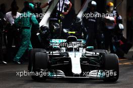 Valtteri Bottas (FIN) Mercedes AMG F1 W09 makes a pit stop. 28.10.2018. Formula 1 World Championship, Rd 19, Mexican Grand Prix, Mexico City, Mexico, Race Day.