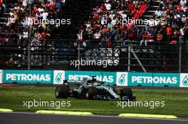 Lewis Hamilton (GBR) Mercedes AMG F1 W09 runs wide. 28.10.2018. Formula 1 World Championship, Rd 19, Mexican Grand Prix, Mexico City, Mexico, Race Day.