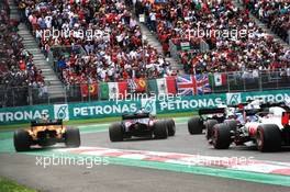 Fernando Alonso (ESP) McLaren MCL33 runs wide at the start of the race. 28.10.2018. Formula 1 World Championship, Rd 19, Mexican Grand Prix, Mexico City, Mexico, Race Day.