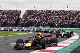 Max Verstappen (NLD) Red Bull Racing RB14 leads at the start of the race. 28.10.2018. Formula 1 World Championship, Rd 19, Mexican Grand Prix, Mexico City, Mexico, Race Day.