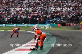 Marshalls clear debris from the circuit. 28.10.2018. Formula 1 World Championship, Rd 19, Mexican Grand Prix, Mexico City, Mexico, Race Day.