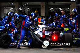 Pierre Gasly (FRA) Scuderia Toro Rosso STR13 makes a pit stop. 28.10.2018. Formula 1 World Championship, Rd 19, Mexican Grand Prix, Mexico City, Mexico, Race Day.