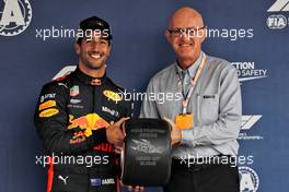 Daniel Ricciardo (AUS) Red Bull Racing with his Pirelli Pole Position award. 27.10.2018. Formula 1 World Championship, Rd 19, Mexican Grand Prix, Mexico City, Mexico, Qualifying Day.