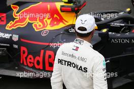 Lewis Hamilton (GBR) Mercedes AMG F1 W09 looking at the Red Bull. 27.10.2018. Formula 1 World Championship, Rd 19, Mexican Grand Prix, Mexico City, Mexico, Qualifying Day.