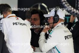 Valtteri Bottas (FIN) Mercedes AMG F1 with Toto Wolff (GER) Mercedes AMG F1 Shareholder and Executive Director. 27.10.2018. Formula 1 World Championship, Rd 19, Mexican Grand Prix, Mexico City, Mexico, Qualifying Day.